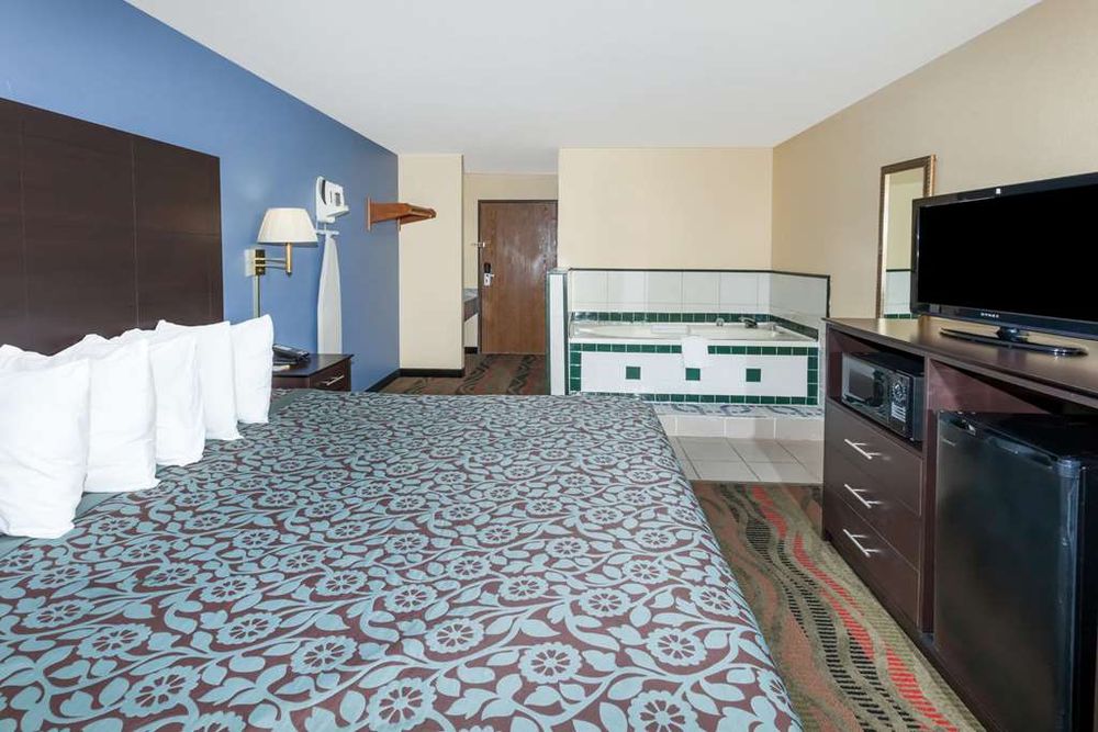 DAYS INN BY WYNDHAM SPRINGFIELD - Updated July 2026 - 41 Photos & 12 ...