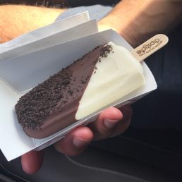 Vanilla gelato with dark chocolate and Oreos Vanilla gelato with dark chocolate and Oreos