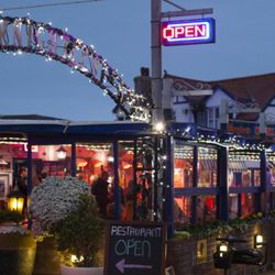Edwards Leisure Park - Enjoy live entertainment every night in the Long Bar