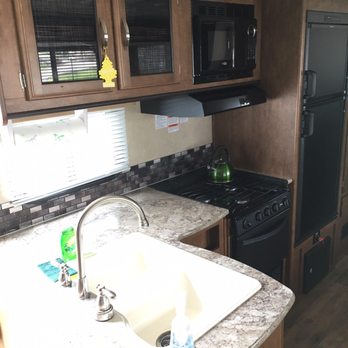 Paso Robles RV Rentals - Full sized sink. Stove with oven. - RV Rental Near Me Paso Robles RV Rentals - Full sized sink. Stove with oven. - RV Rental Near Me