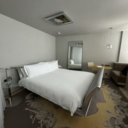 Big room, clean, comfortable bed Big room, clean, comfortable bed