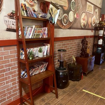 Mr Kimchi - Golf Road - Shelf full of manga books - Korean Near Me - Mount Prospect, Illinois