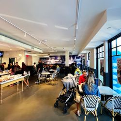 Paris Baguette - The vibe