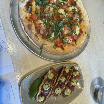 Moku Kitchen - Cocktail Bars Near Me - Honolulu, Hawaii