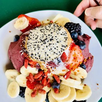 Gooseberries Kafe - Açaí bowl topped with dragon fruit - Breakfast & Brunch Near Me - San Diego, California Gooseberries Kafe - Açaí bowl topped with dragon fruit - Breakfast & Brunch Near Me - San Diego, California