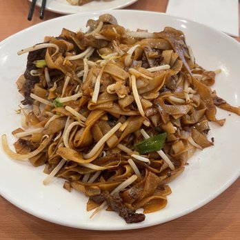 Big Skyy Bistro - Beef chow fun. Super tender beef cuts and great flavor. - Seafood Near Me - Riverside, California Big Skyy Bistro - Beef chow fun. Super tender beef cuts and great flavor. - Seafood Near Me - Riverside, California