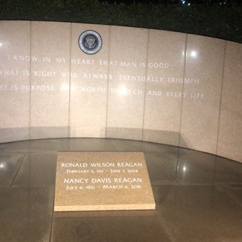 Holiday Lights @ The Reagan Library - Resting place of President and Mrs. Reagan. - Holiday Decorations Near Me - Simi Valley, California Holiday Lights @ The Reagan Library - Resting place of President and Mrs. Reagan. - Holiday Decorations Near Me - Simi Valley, California
