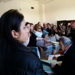 Ufficio del Giudice di Pace di Nola - Questo è ciò che succede alle udienze del giudice Ferrara. Avvocati stipati nell'aula che accettano questa situazione in silenzio!