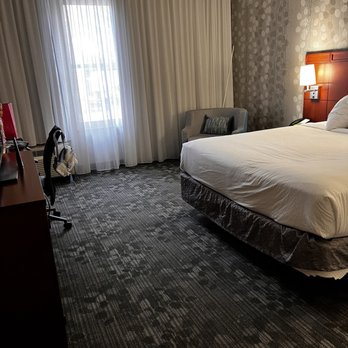 Courtyard by Marriott Franklin Cool Springs - Bedroom - Hotels Near Me - Franklin, Tennessee
