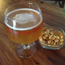 Autour d'une Biere - Cerridwen: légère fruitée, petite amertume en fin de bouche, bien plaisante la bière du mois!