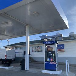 Liberty Chantilly - Nice place to get gas and momos.