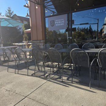 Three Mermaids Public House - Cool sunny outside patio - New American Near Me - Tigard, Oregon