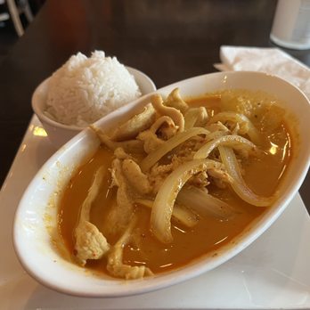 Sumittra Thai Cuisine - Gang Garee (Yellow curry with chicken and rice) - Thai Near Me - Frederick, Maryland Sumittra Thai Cuisine - Gang Garee (Yellow curry with chicken and rice) - Thai Near Me - Frederick, Maryland