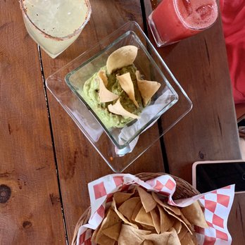 19.5 Km Restaurant - Guacamole with nachos and lemon and strawberry margaritas - Seafood Near Me - Cancún, ROO 19.5 Km Restaurant - Guacamole with nachos and lemon and strawberry margaritas - Seafood Near Me - Cancún, ROO