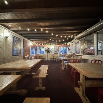 Dino's Pizza - seating area - Pizza Near Me - Burbank, California Dino's Pizza - seating area - Pizza Near Me - Burbank, California