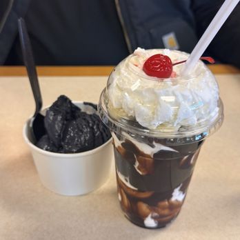 Big Jim's Drive In - Hot fudge Sundae and black licorice ice cream - Burgers Near Me - The Dalles, Oregon