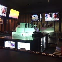 Alley Pond Sports Bar & Grill - The bar