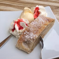 Café Diem - Apfelstrudel mit Vanilleeis und Sahne