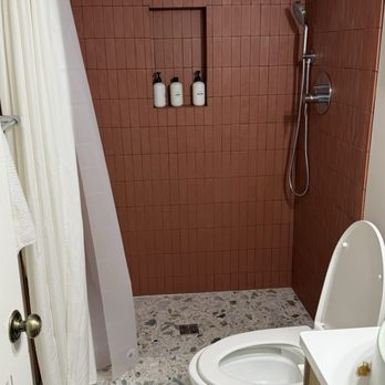 Lakeshore Resort TC - Bathroom clean updated - Resorts Near Me - Traverse City, Michigan