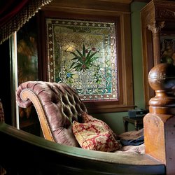 Rivertown Inn - Beautiful details in Oscar Wilde room