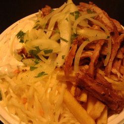 Samos-Grill - "Kleiner" Dönerteller to go. Dönerfleisch, Pommes, Krautsalat, Tsatsiki, Zwiebeln 7,50€