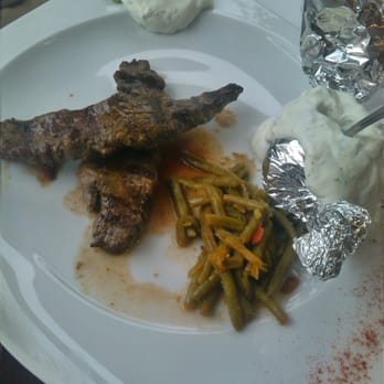 Artinos - Fileto Arni (Lammfilet) mit grünen Bohnen und Ofenkartoffel statt Reis. - Greek Near Me - Hanover, NI