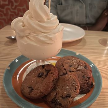 Little Maven - Salted chocolate chip cookies with vanilla soft serve - New American Near Me - New York, New York Little Maven - Salted chocolate chip cookies with vanilla soft serve - New American Near Me - New York, New York