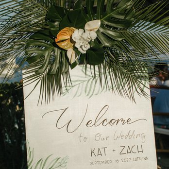 Hakus & Love - Welcome sign swag - Floral Designers Near Me