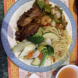 Pecking chicken, mixed vegetables, shrimp with vegetables and mei fun. Pecking chicken, mixed vegetables, shrimp with vegetables and mei fun.