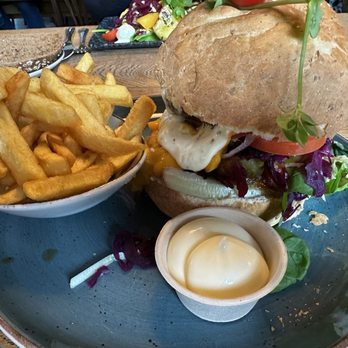 Bierbrouwerij de Koningshoeven - Hamburger and fries - Breweries Near Me - Berkel-Enschot, New Brunswick