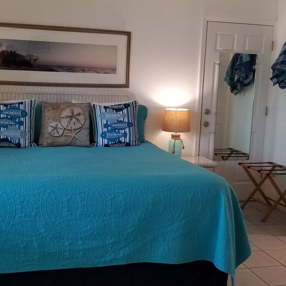Tarpon Tale Inn - Lighthouse 1, King Bed, 2 beach towels, bathroom - Hotels Near Me - Sanibel, Florida Tarpon Tale Inn - Lighthouse 1, King Bed, 2 beach towels, bathroom - Hotels Near Me - Sanibel, Florida