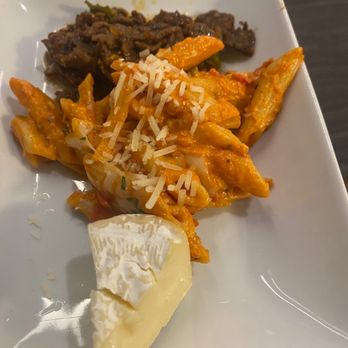 Admirals Club - Chipped beef, pasta, and brie - Airport Lounges Near Me - Pittsburgh, Pennsylvania Admirals Club - Chipped beef, pasta, and brie - Airport Lounges Near Me - Pittsburgh, Pennsylvania