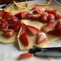 O'Heaphy’s Irish Pub - Pancakes with strawberries, but without icing sugar.