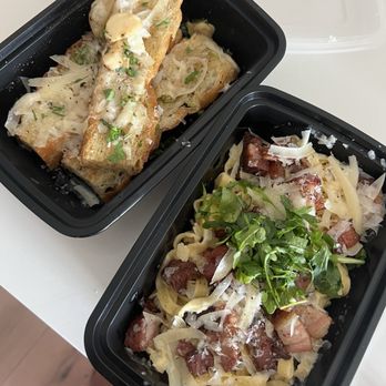 Patrizi's - cacio e pepe with pancetta and garlic bread - Italian Near Me - Austin, Texas