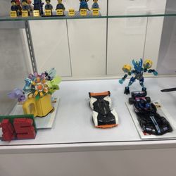 Bricks & Minifigs