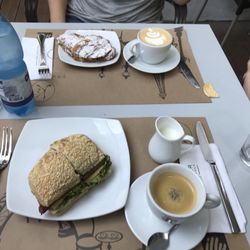 Eric Kayser - Dos cafés, sándwiche de Pastrami y croissan de almendras.