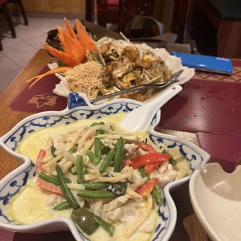 Thai-Elephant - Green curry and chicken Phad Thai - Thai Near Me - Berlin, BE