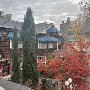 Victoria Inn - Balcony view - Hotels Near Me - Murphys, California