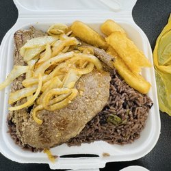 El Palacio de los Jugos - Rice, Beans Steak and yuca