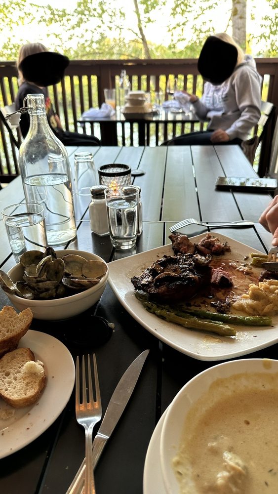 Roger's Riverview Bistro