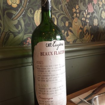 Café Eugène - La carte des bouteilles de vin - Bistros Near Me - Paris, 75