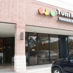 Tutti Frutti Frozen Yogurt - Outdoor patio seating