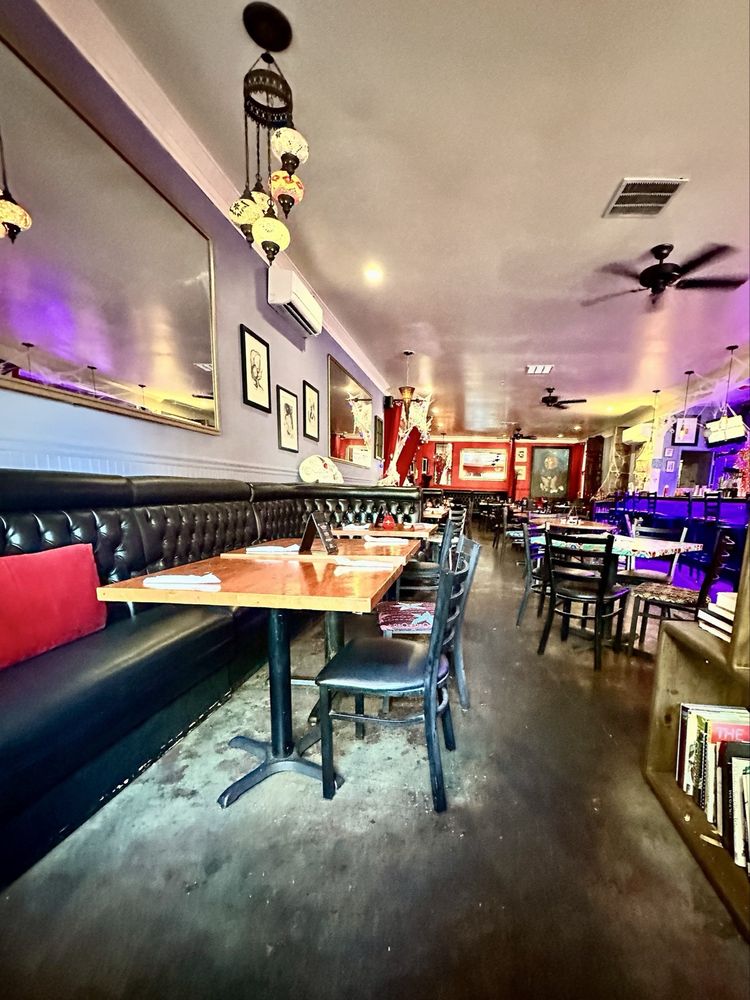 Lola's Lounge