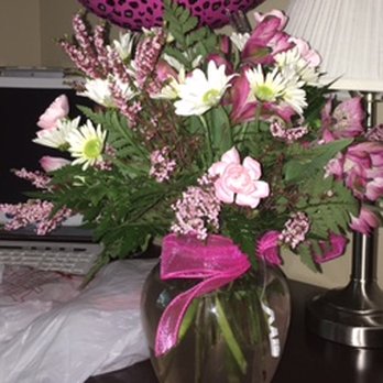 Rio West Floral - Not the "Premium" size Proflowers Blush Bouquet I paid for, this is not even the "standard" smallest size - Florists Near Me - Rio Rancho, New Mexico