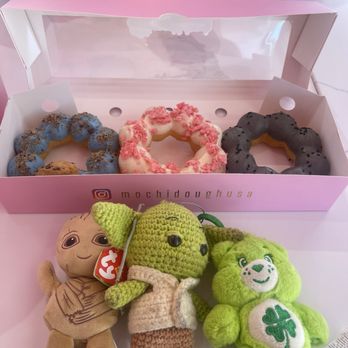 Bober Tea - Cookie Monster, strawberry wafer and black sesame mochi donuts - Bubble Tea Near Me - Troy, Michigan