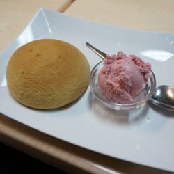 PappaRoti - Bun with wildberry gelato