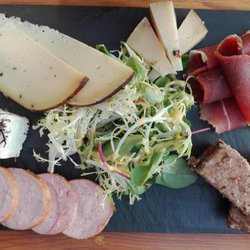 Mousse Touch - Charcuteries artisanales et petits fromages de super qualité... Le tout de petits artisans du coin...  Surprenants et délicieux..