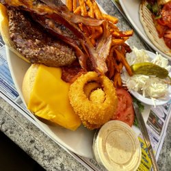 Candlelight Diner - Juicy cheese burger w bacon