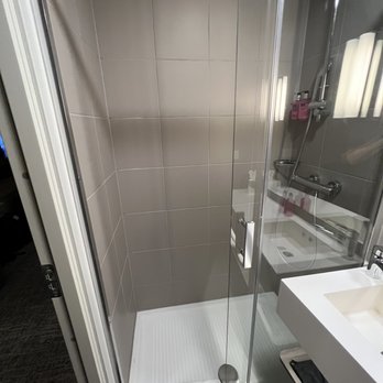 Moxy Dresden-Neustadt by Marriott - Queen room - Hotels Near Me - Dresden, SN