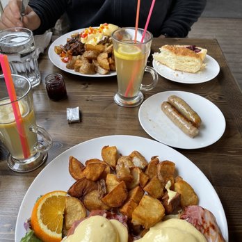 McKay Cottage Restaurant - Eggs Benedict, with a side of sausage, two hot toddies, hoodoo hash - American Near Me - Bend, Oregon